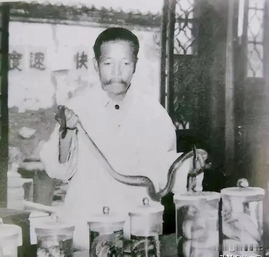 网友：75年入伍，营部卫生员，药库就备有季德胜蛇药片。那时不知道季德胜的事迹。