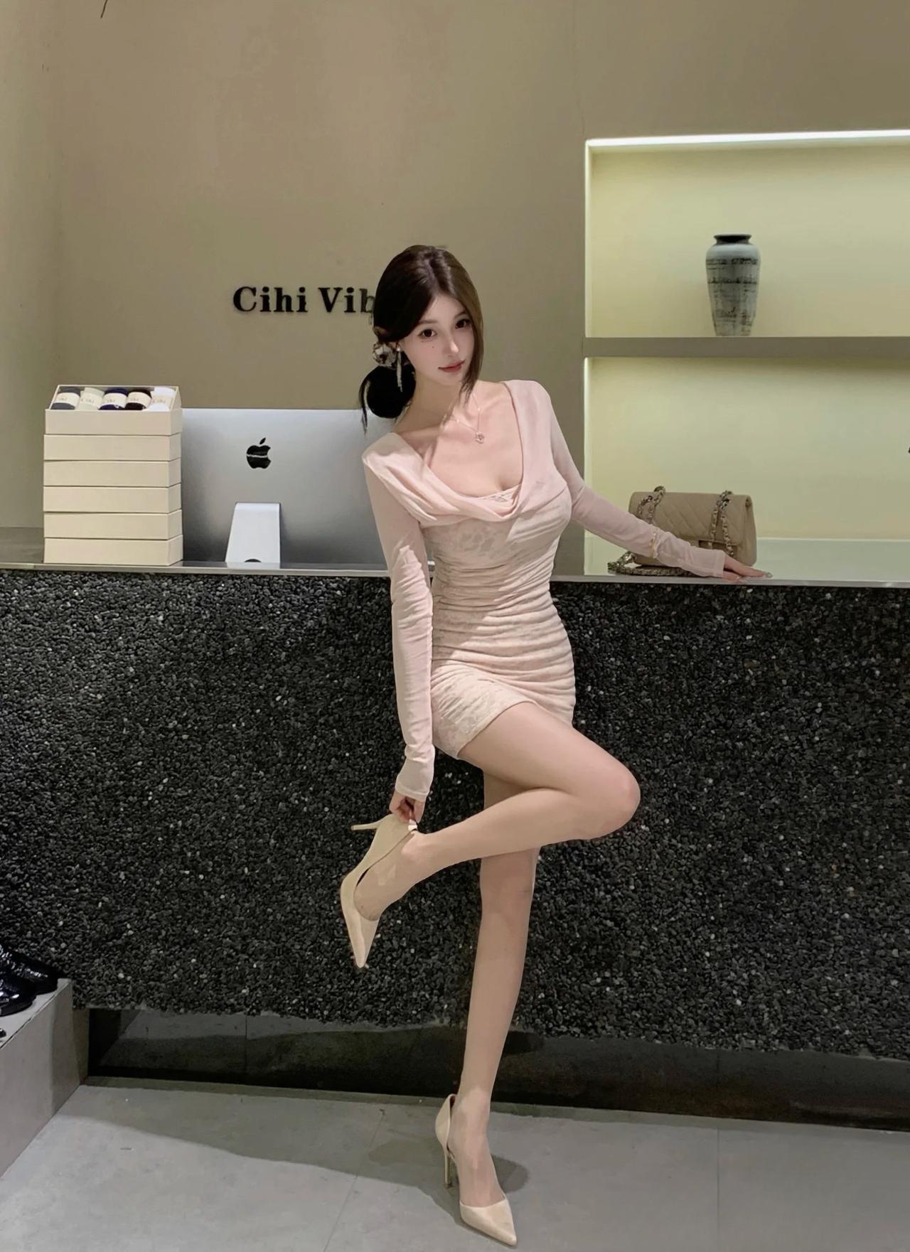 优雅穿搭指南：粉色连衣裙与高跟鞋的完美搭配