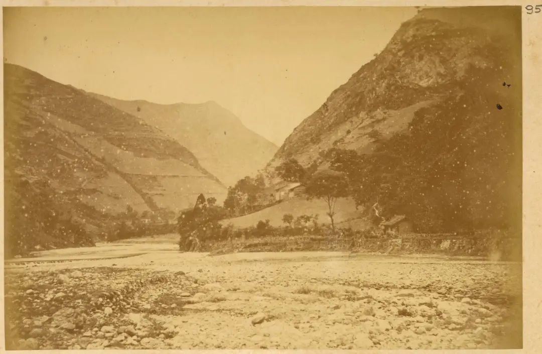 甘肃摄影史上第一张照片，1875年6月份由俄国摄影师鲍耶尔斯基拍摄于甘肃省徽县大
