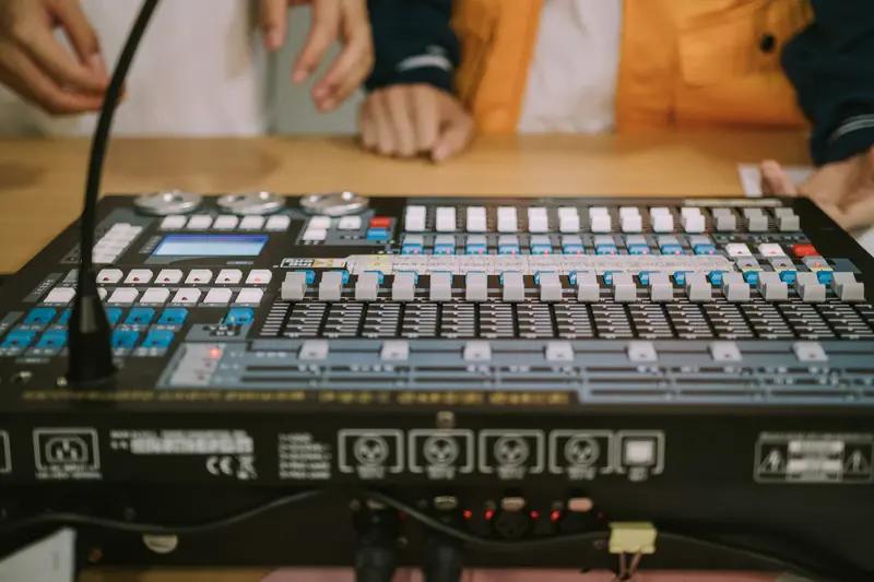 花11亿美元，差不多80亿人民币，从中国买了一堆设备，运回国之后，啥用没有，直接