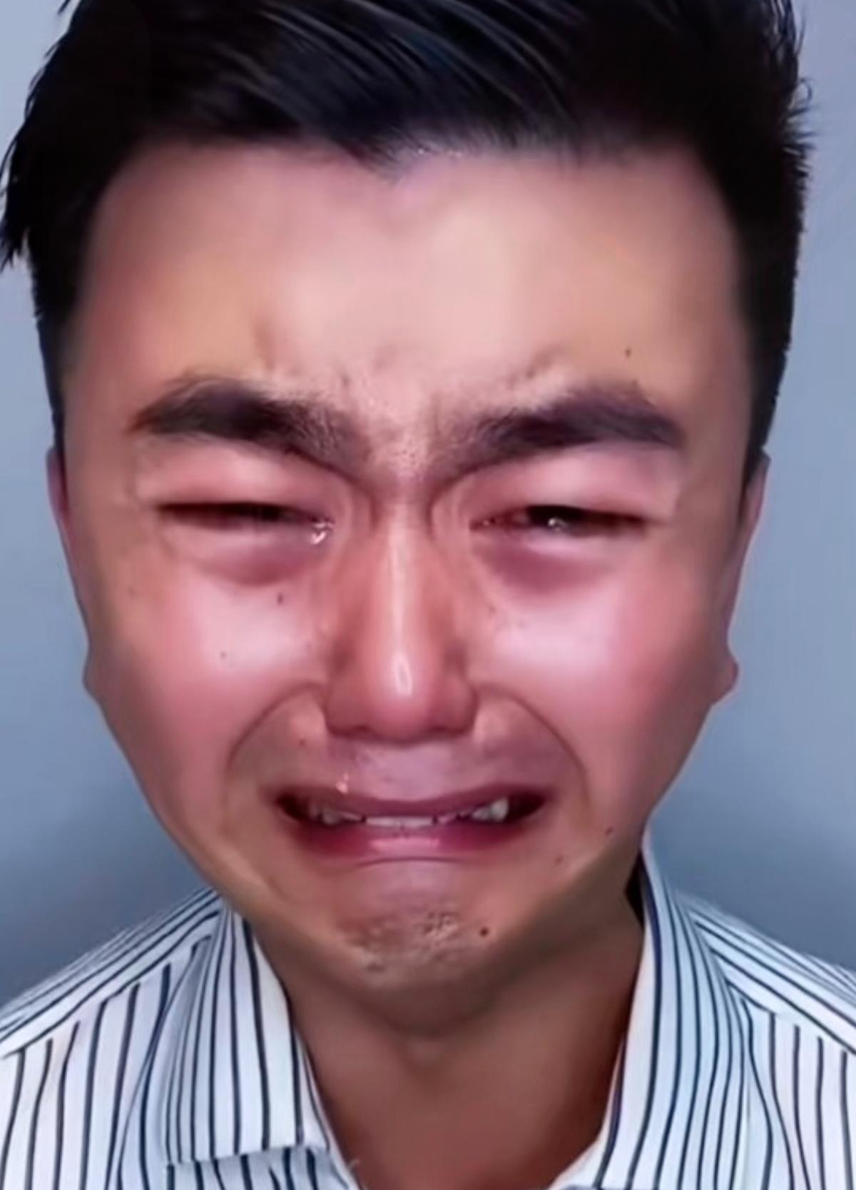 昨天刷到大连那事儿，心里堵得慌到现在。一个男人在外拼了一整