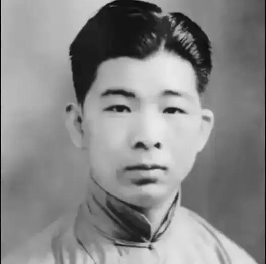 1940年，熟睡中的冯运修，突然感觉不对劲，好像是日军包围他家了。窗外的狗突