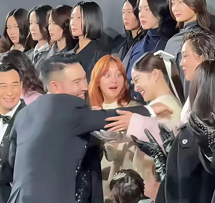 李小璐和甜馨都惊讶了，谁能想到电视剧里的情景在李小璐身上发生了，走秀结束，总设计