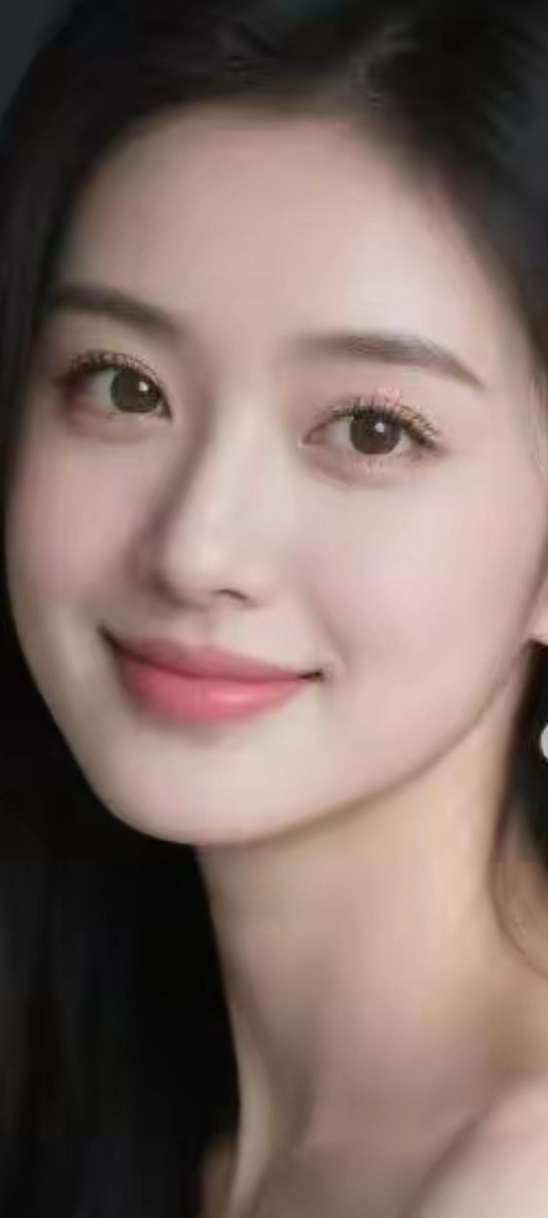 甜美笑容，温柔眼眸，自然妆容，清新动人。