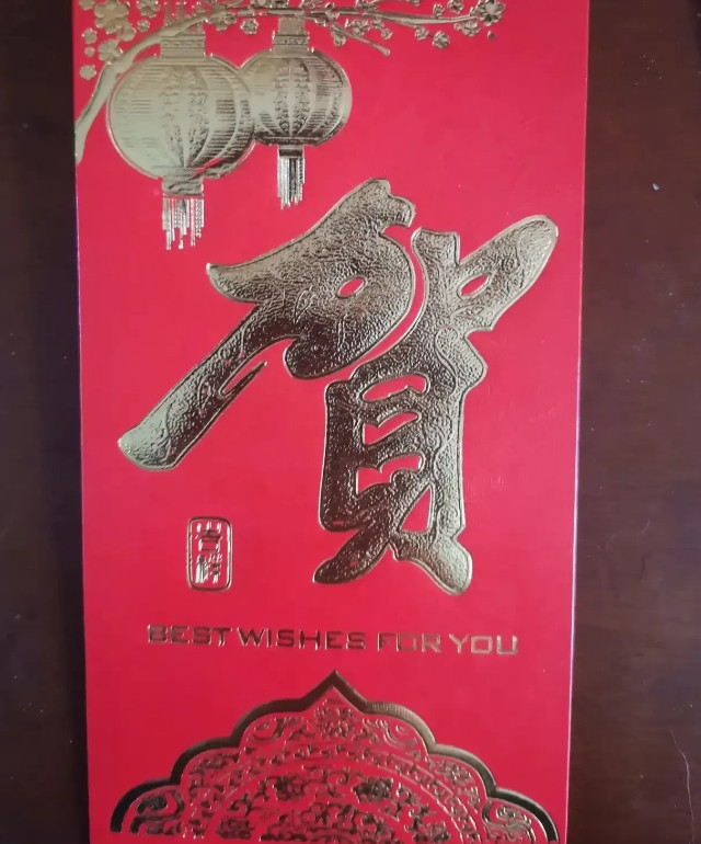 今年过年损失惨重。往年过年，姑娘的红包全都会上交，只留下我和她爸给的几百。