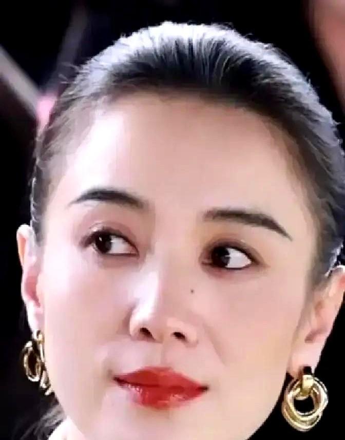 宋佳和王伟结婚6年，没发过一张同框照。大家还在网上骂她不结婚，她转身就去领了证