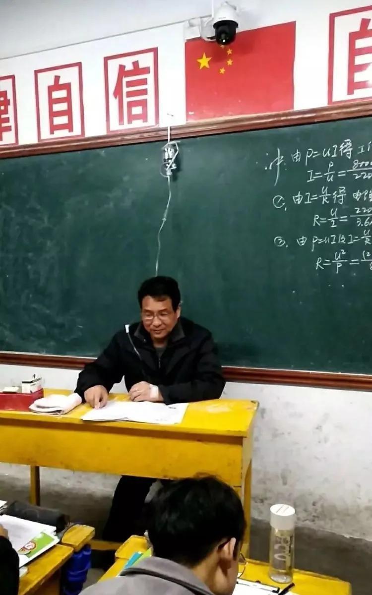 透过麻纸窗户的光小时候，我特别调皮。记得那日，我和同学在他家中玩"狼虎豹"的