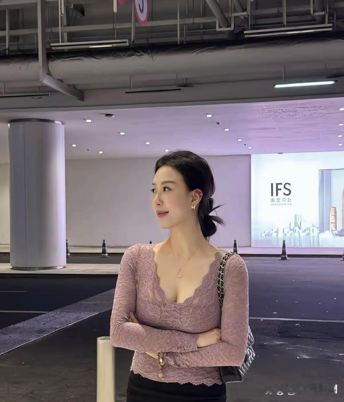 同学的小姨，这颜值，这身材绝了。。。