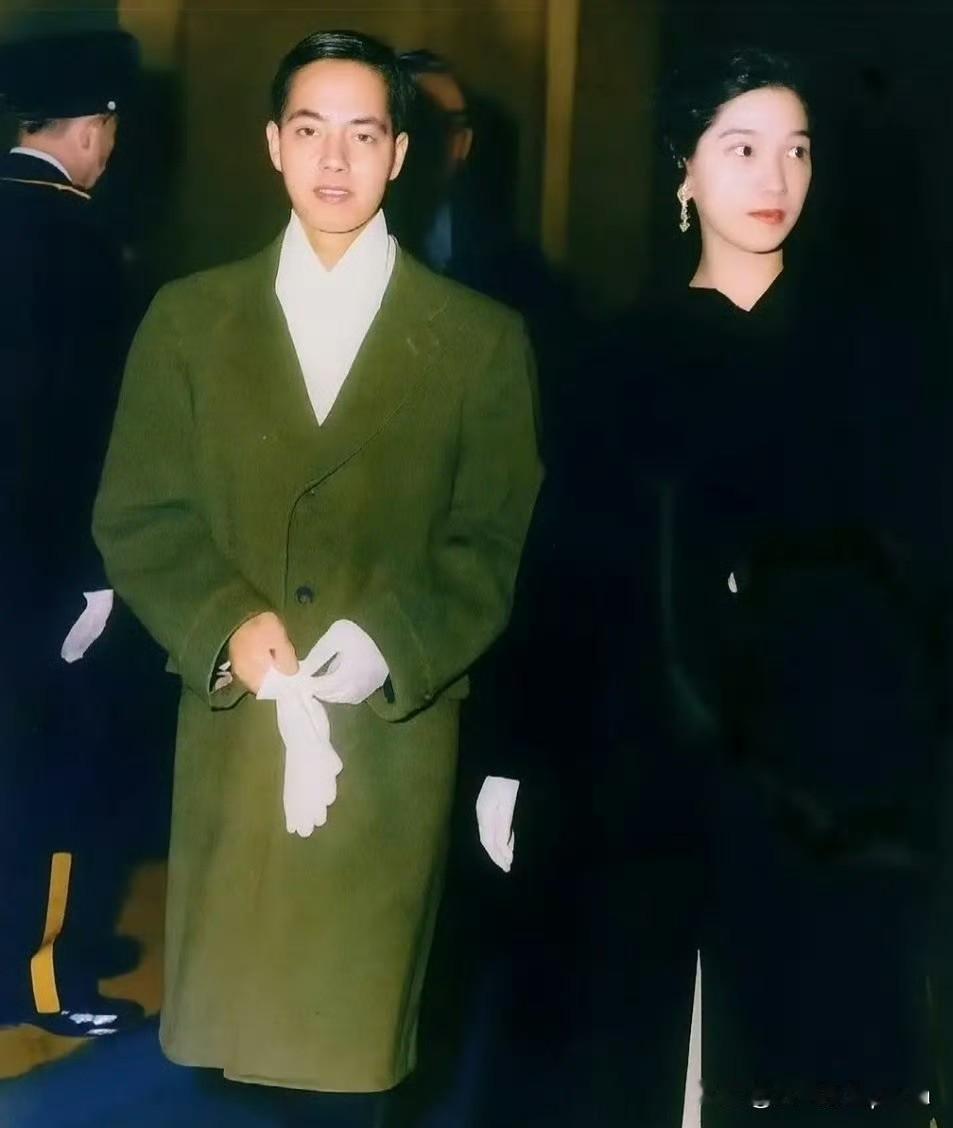 李政道先生一身儒雅学者气，秦惠䇹女士则透着江南女子的温婉书卷气。两人并肩时那种