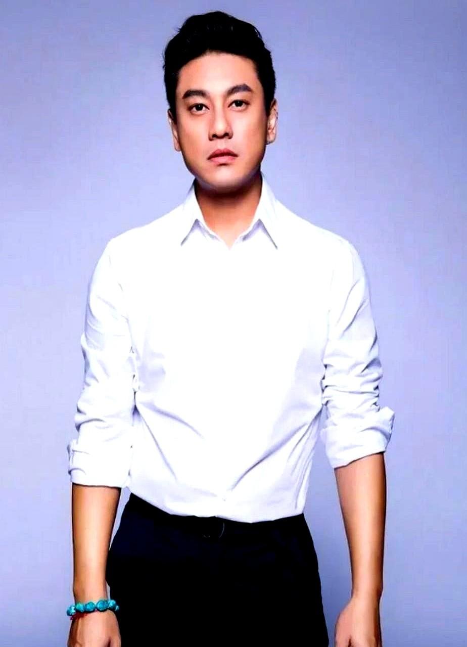 F4散伙后，路子彻底走岔了。言承旭还在靠脸和身材上综艺，周渝民闷头拿奖成了实力派