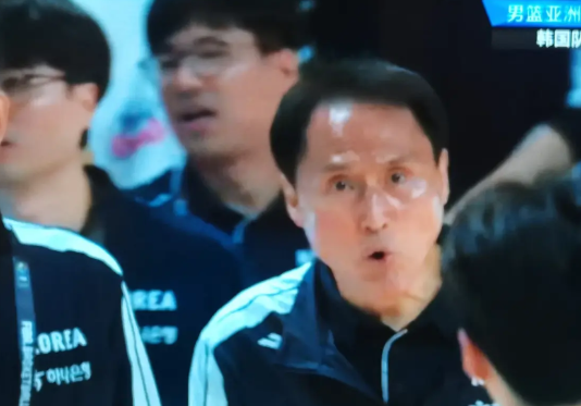 韩国对决黎巴嫩，本届亚洲杯的一场经典之战，最兴奋的，一定非韩国队主教练安俊浩莫属