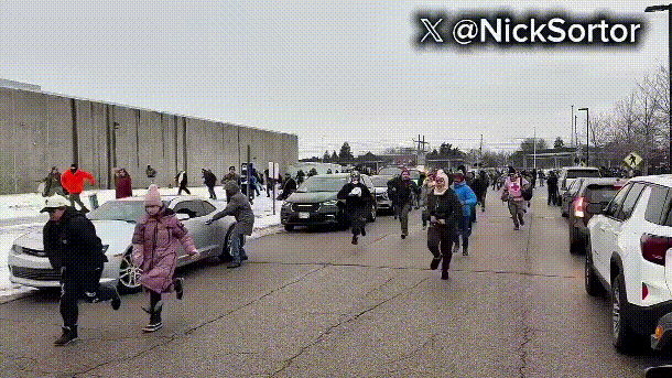 美国移民局的特工们，现在异常兴奋，一有风吹草动，就像橄榄球后卫一样朝着人群冲杀过