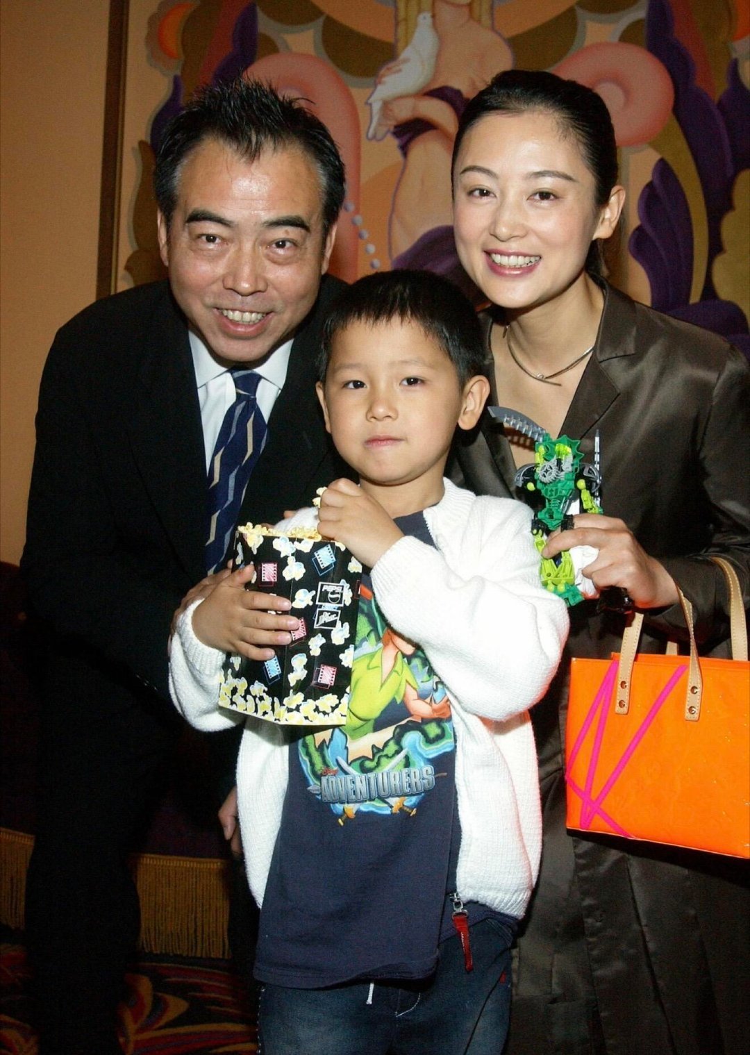 这是陈雨昂小时候，不是陈飞宇小时候，哈哈。陈凯歌一家三口旧照，早期，陈凯歌与陈红