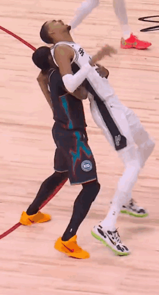 文班的待遇！活塞对文班亚马的各种肢体冲撞，推，拉，顶，撞，依然换不来裁判的一声哨