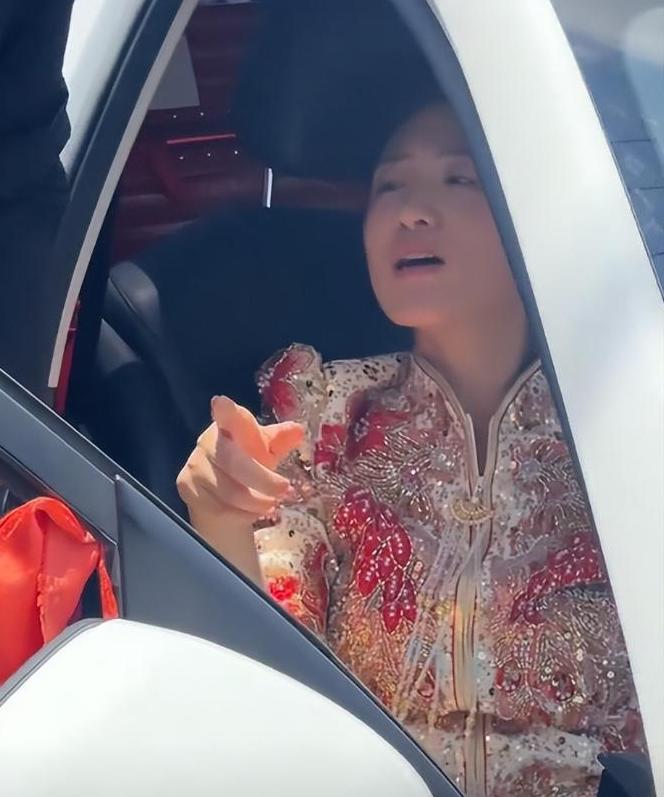 山东菏泽，一新娘逃婚，村民们围堵新娘一家不让走，现在的年轻人结个婚真不容易，尤其