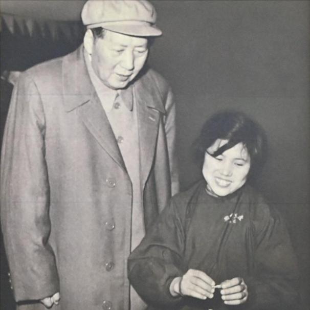 1958年，毛主席来到沈阳机床电器厂视察，全厂工人都低头不语，只有一位年轻女性大