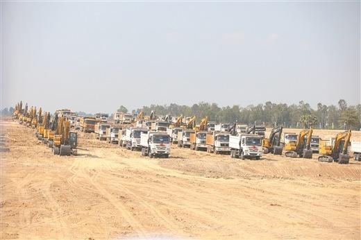 4月11日，柬埔寨德崇扶南运河二期正式开工，首相洪玛奈和中国大使汪文斌到场