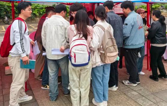 银行铁饭碗，碎了。 2027年度银行秋招集中开闸，工农中建四大行合计放出约6
