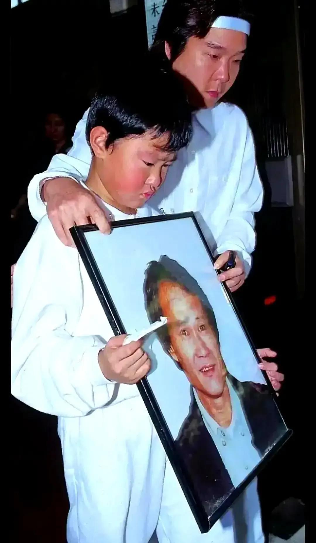 林正英儿子被爆定居纽约！干爸公开喊话寻人，称当年英叔去世他崩溃大哭10月4日，