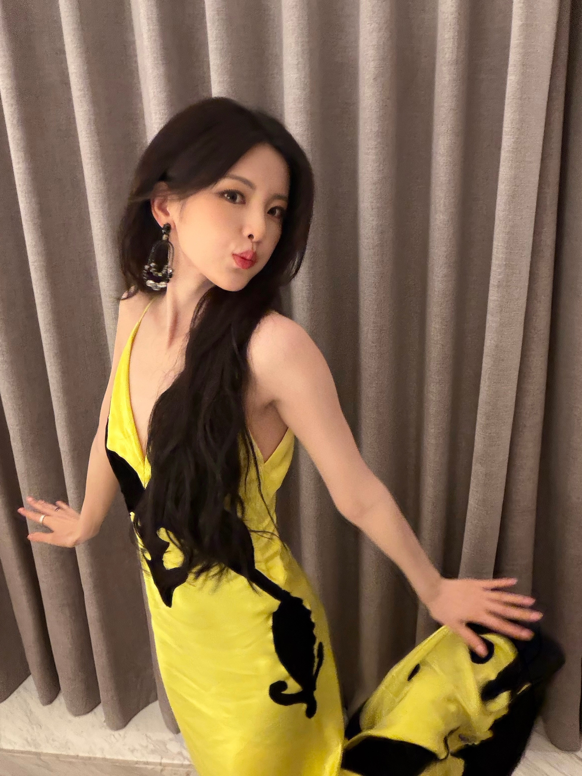 杨超越黄裙高定自拍