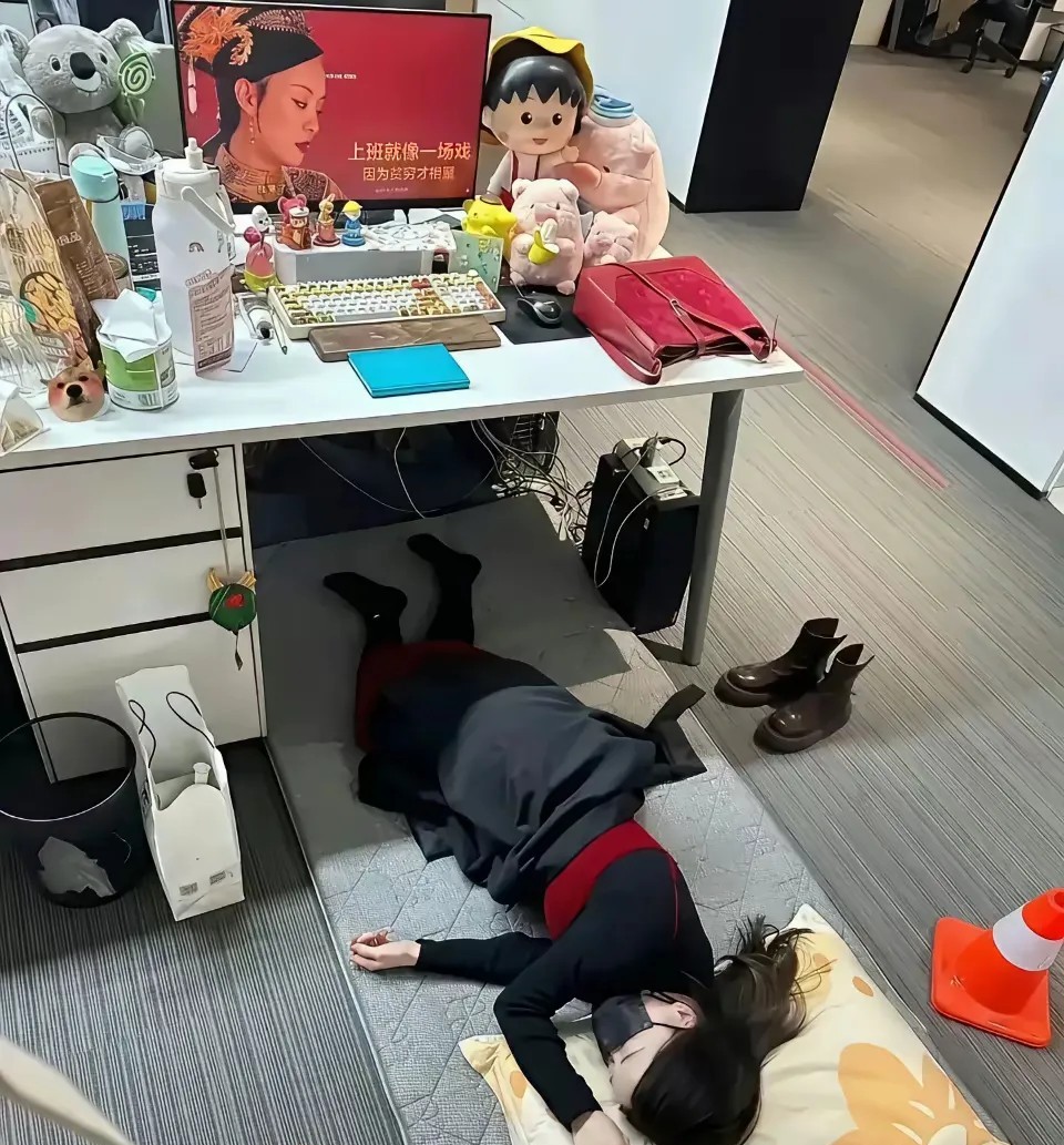 睡觉就算了，还脱鞋，过分了