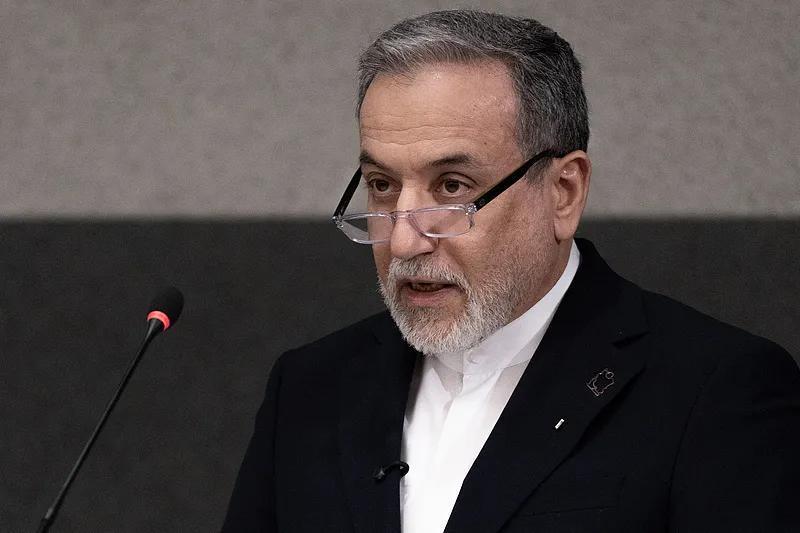 伊朗外长48小时内两进巴基斯坦，结果一转头，伊朗议会直接放话：这个中间人不合格。