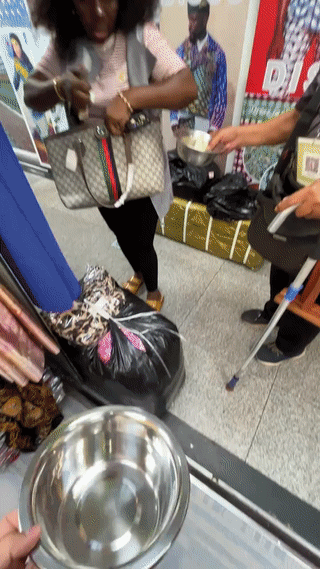 广东广州一男子在商场内模仿乞讨的大爷向一名黑人女子讨钱花？结果那名黑人女子只是