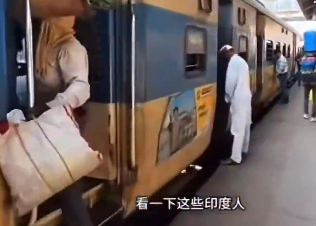 证实了，确实是印度人，确实是在站台上小便。而且，旁边的其他印度人，似乎对这一切，