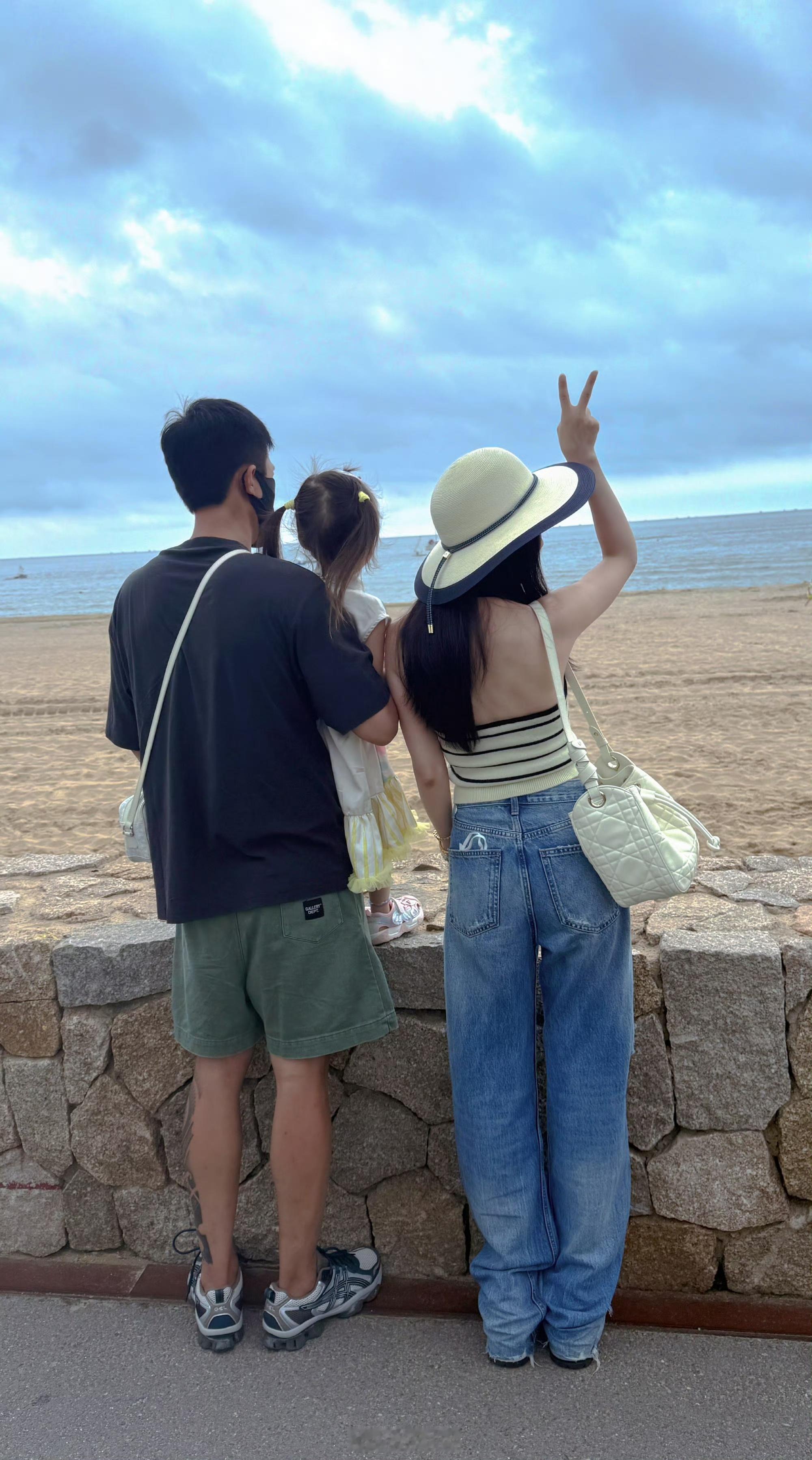 娱乐杜淳一家三口阿那亚游玩王灿分享一家三口阿那亚游玩照杜淳一家三口在阿
