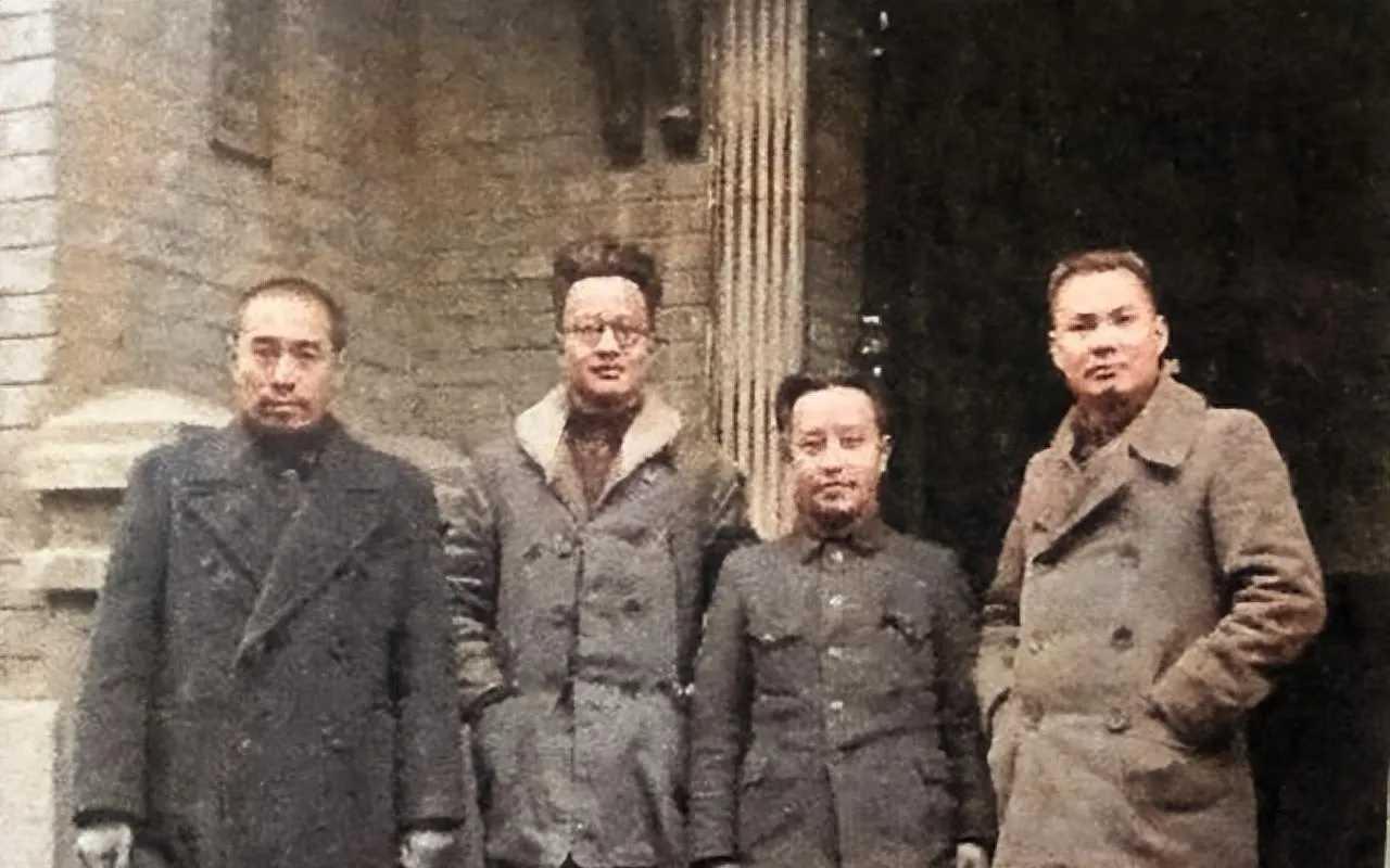 上世纪30年代，武汉八路军办事处的留影，我只认出了敬爱的周总理，你知道其他人分别