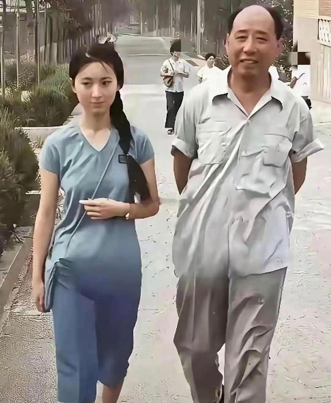 一张珍贵老照片，是87版林黛玉陈晓旭，身旁站着红学家邓云乡先生。不少人看照片误以