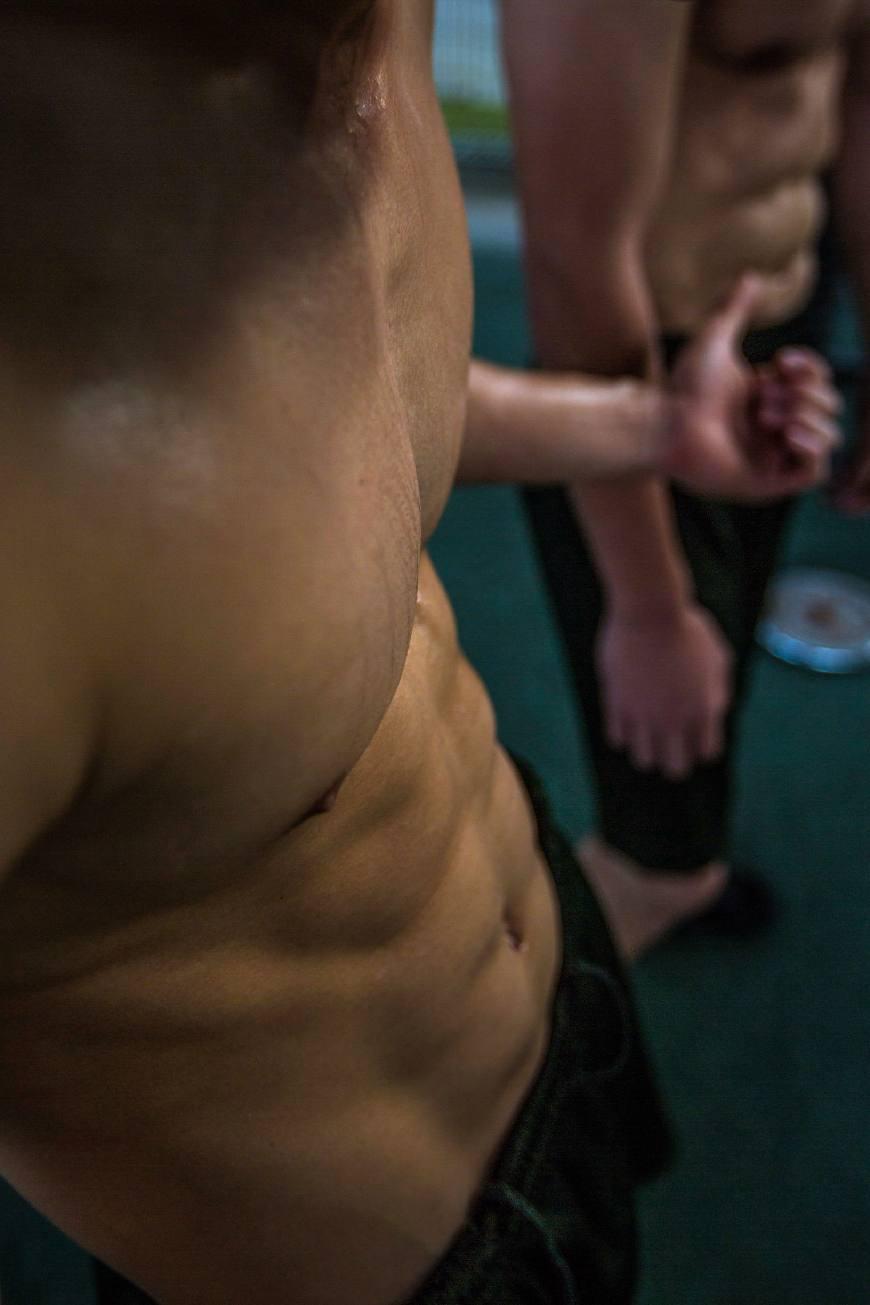 肌肉男炫腹, 真的好吗? 大街上光着膀子, 炫腹是不是