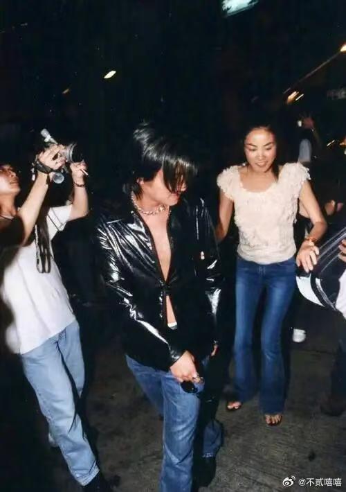 谢霆锋戴与王菲26年前定情手镯谢霆锋告诉我们，惊艳年少的人会爱一辈子，兜兜转转又