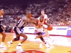 詹姆斯打出神仙一球，看看巅峰时期的乔丹，他们俩的这个球，同样的都是一打二，詹姆斯