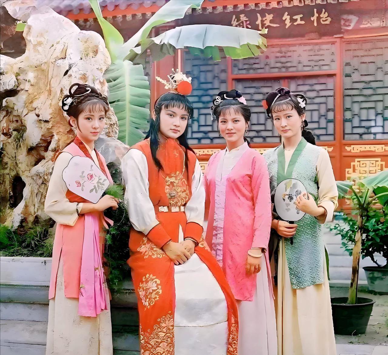 咱们今天聊点《红楼梦》里那些容易被忽略的“小人物”——丫鬟们的故事。别看她们身份