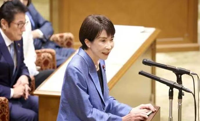 日本服软了？在12月3日，日本首相高市早苗在参加会议的时候表示，日本政府自197