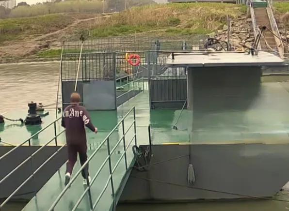 武汉长江惊险一幕！女子意外落水，5人接力火速营救，全网破防清晨的长江武汉段，江