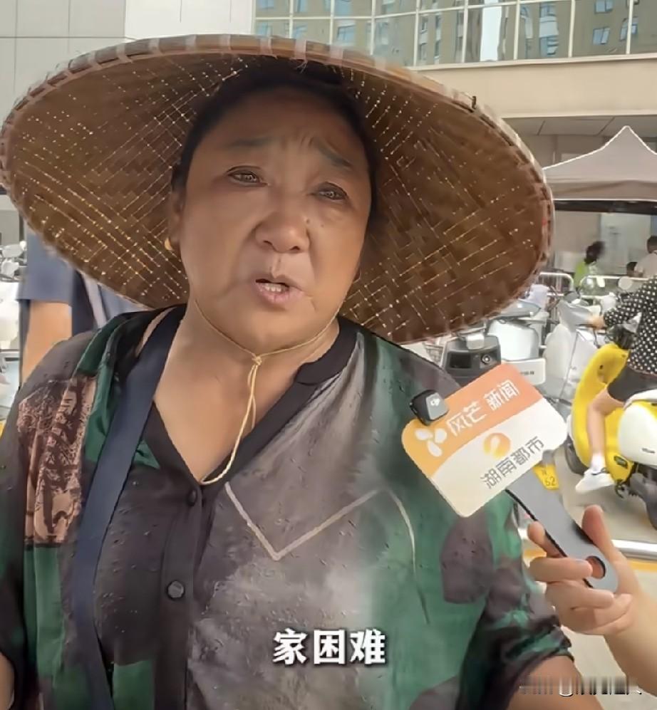 鳄鱼的眼泪！胖东来生活广场年底要关了。消息传开，门口摆摊的大妈哭得稀里哗啦，