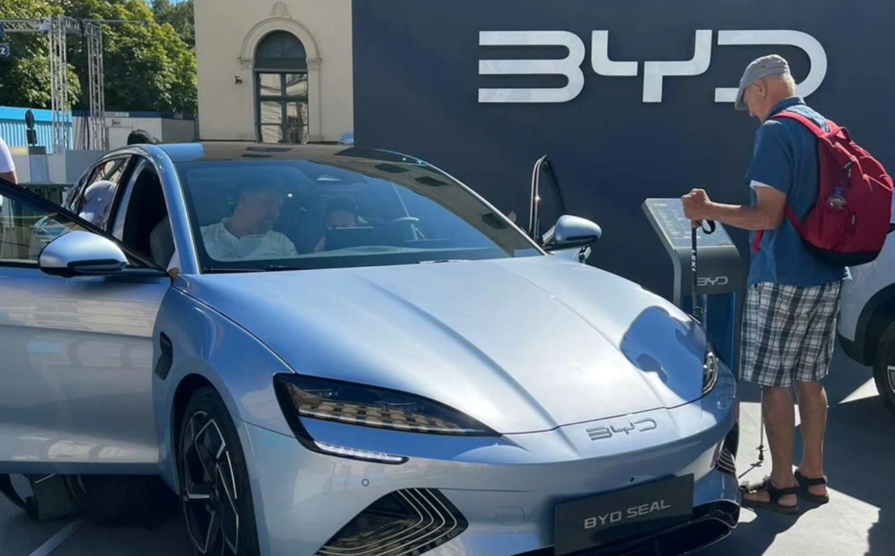 咱们眼里的“网约车”，到了欧洲直接封神！你敢信吗，现在欧洲年轻人炫富，不是晒