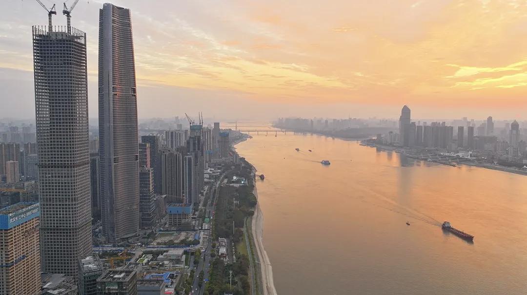 380米“长江之琴”惊艳亮相武汉第三高楼重塑滨江天际线2026年，武昌滨
