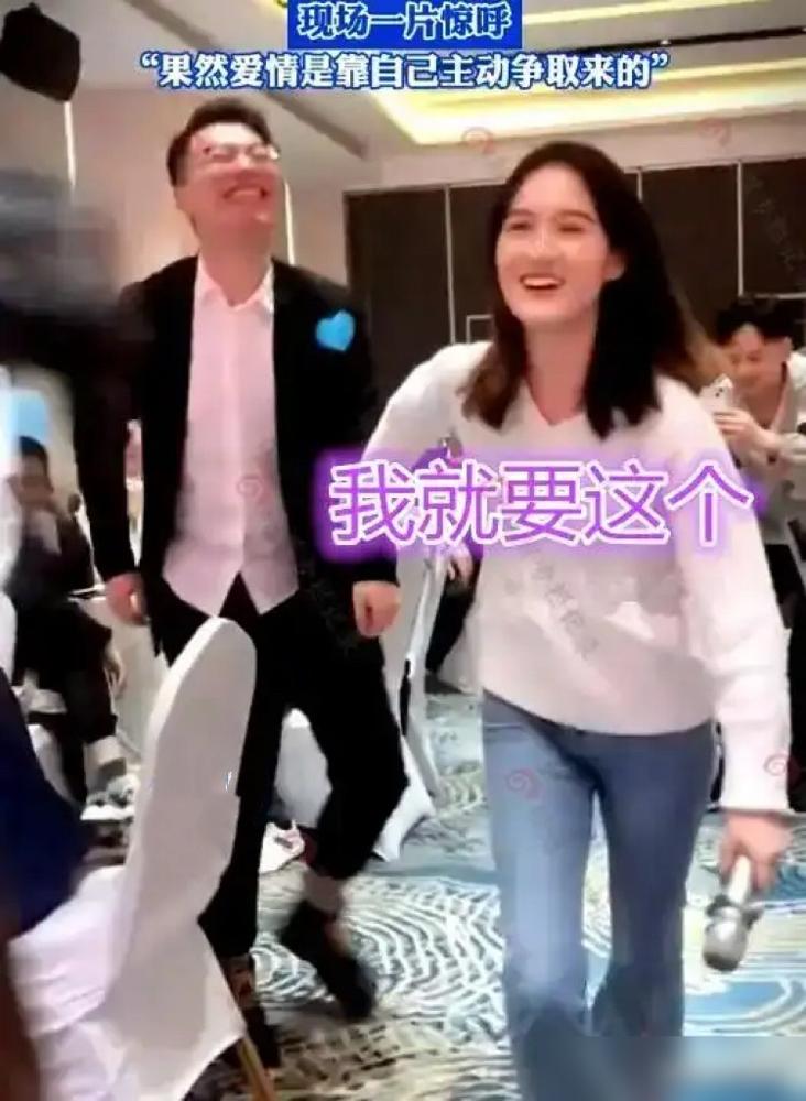 某地相亲会上，一女生看中心动男生后，二话不说直接上前牵手，男生被牵手时一脸娇羞。
