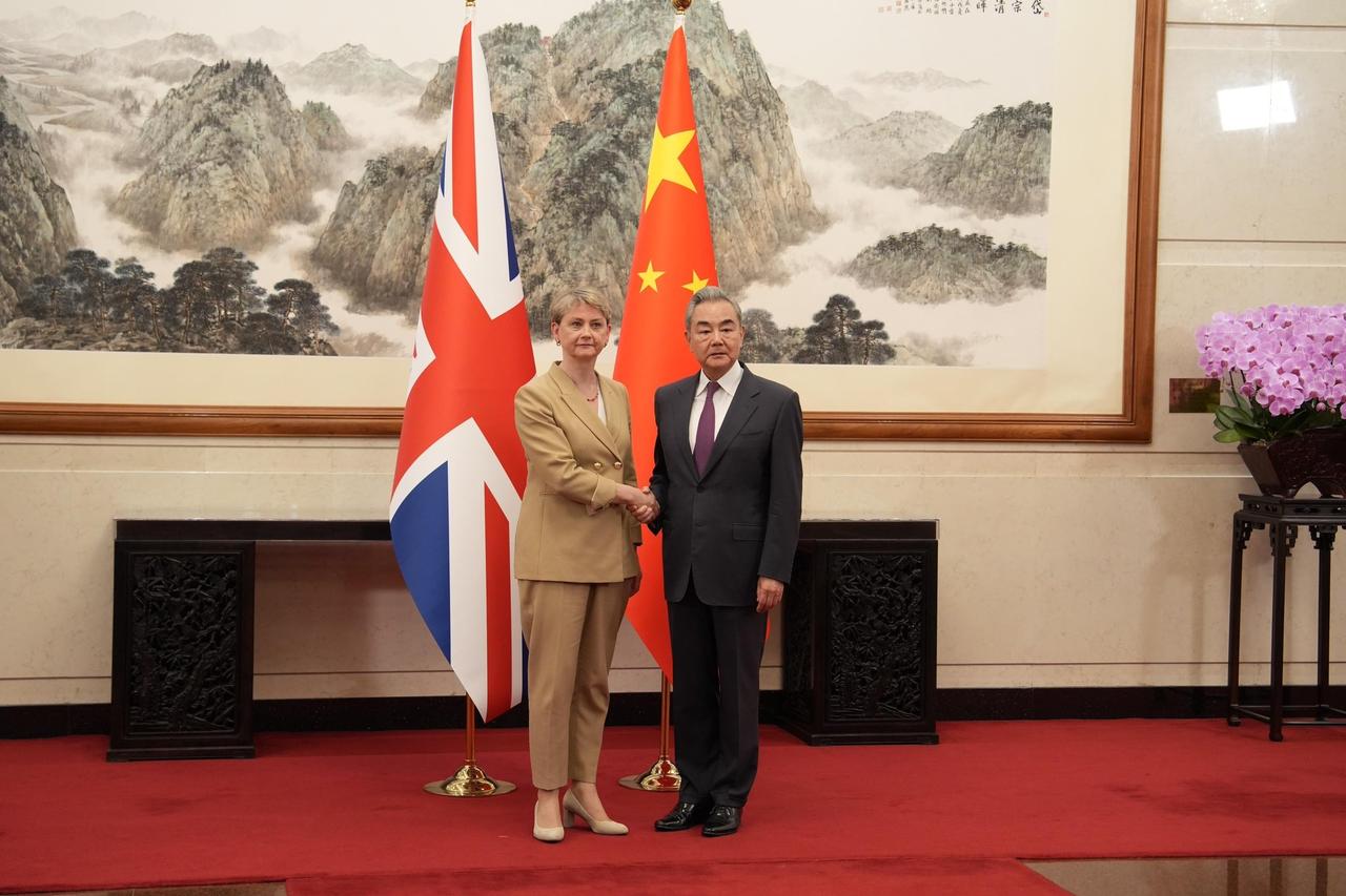 来华访问的英国外交大臣库珀昨晚（6月2日晚）写道：“中国是第二大经济体，与英国一