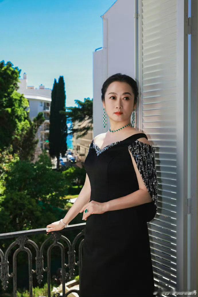 赵涛李庚希戚薇戛纳同框🌷戛纳邂逅美好瞬间，三位女神罕见合照，跨越年龄的美感碰撞
