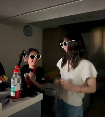 方媛晒视频，在家和大女儿一起跳女团舞，母女俩的脸型和笑容几乎一模一样