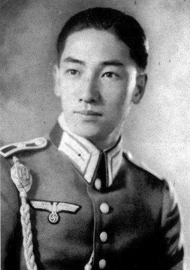 1997年，蒋纬国因糖尿病并发症病逝，临终前嘱咐妻子，要把他和原配合葬在一起，蒋