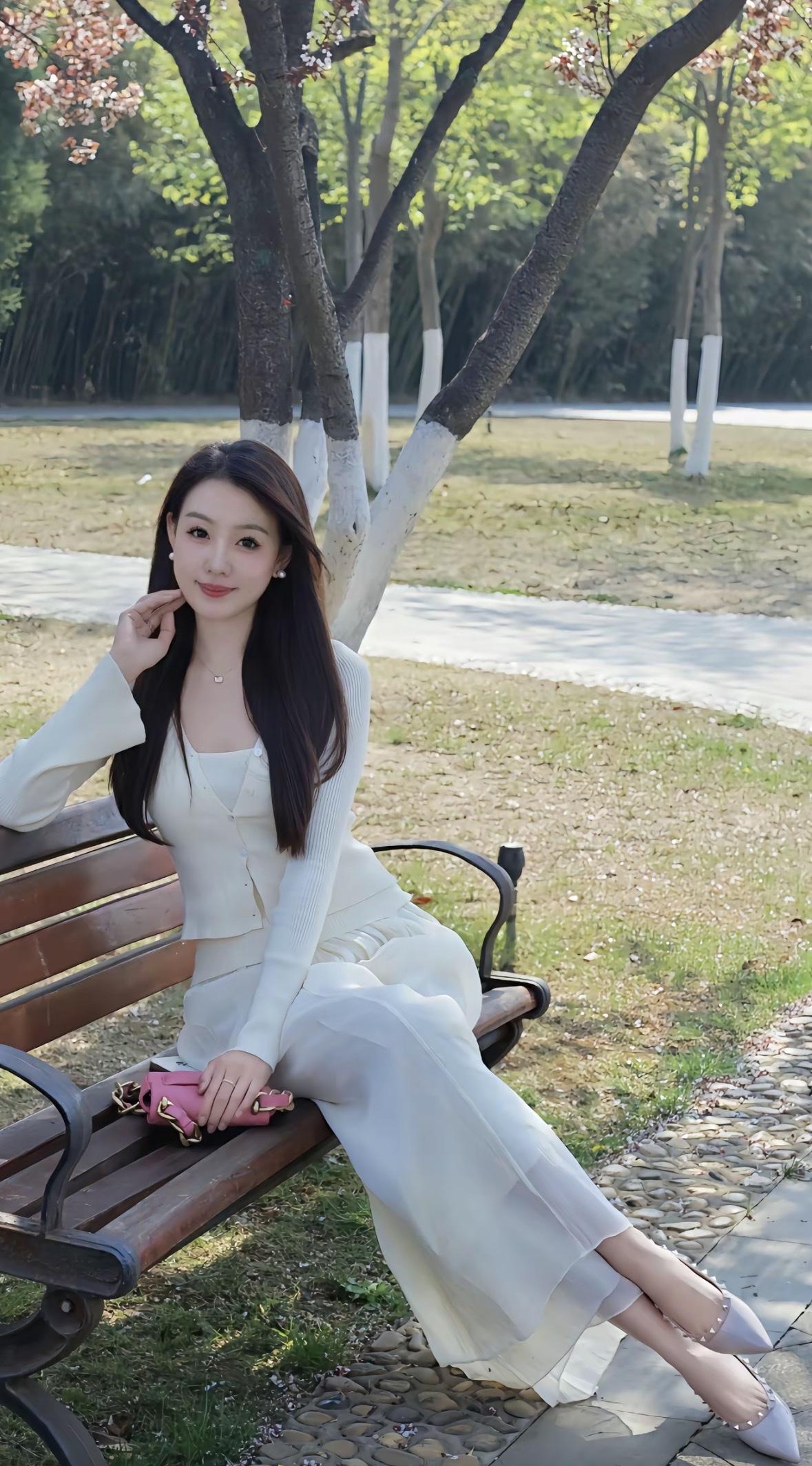 春日公园漫步，优雅白裙必须安排上！一条白色压褶长裙，层层裙摆垂感好，微风一吹，