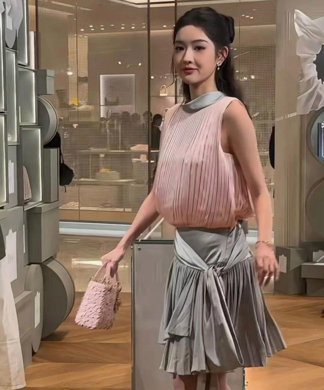 知道王玉雯比例多吓人吗？她穿长裙，膝盖居然露在外面。官方身高172，你听着没