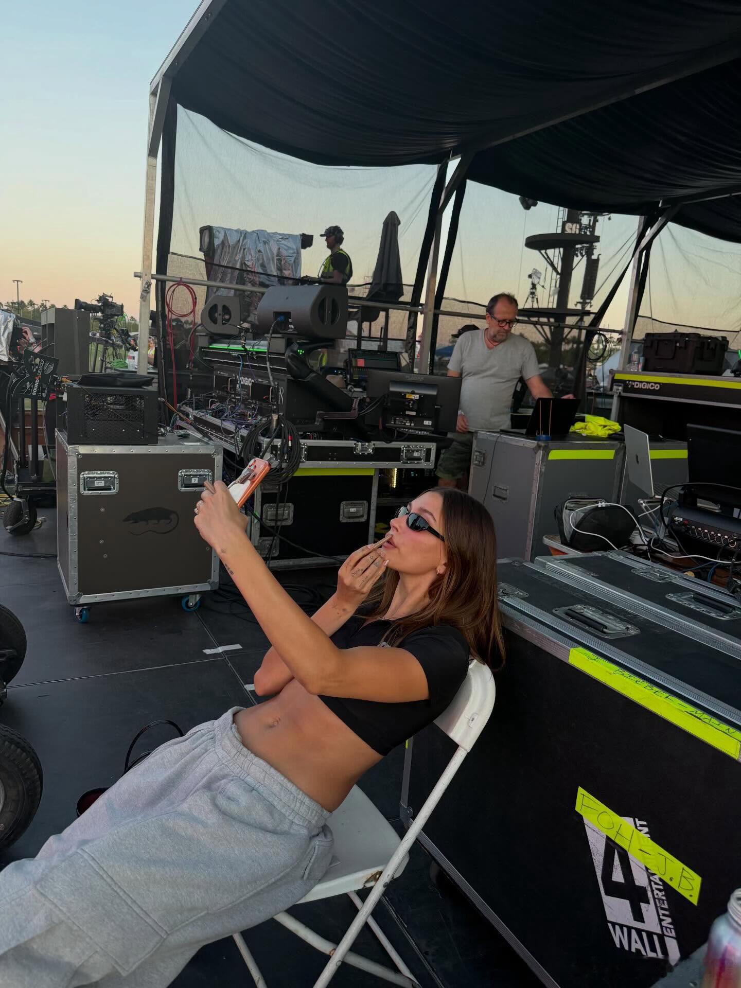 海莉带儿子看比伯演出比伯儿子都这么大了海莉带儿子看比伯演出，一家三口在后台甜蜜