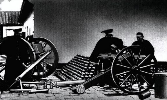 清朝最早发明机关枪，能连打28发子弹，却因康熙全毁了！提起清朝火器发展，总让