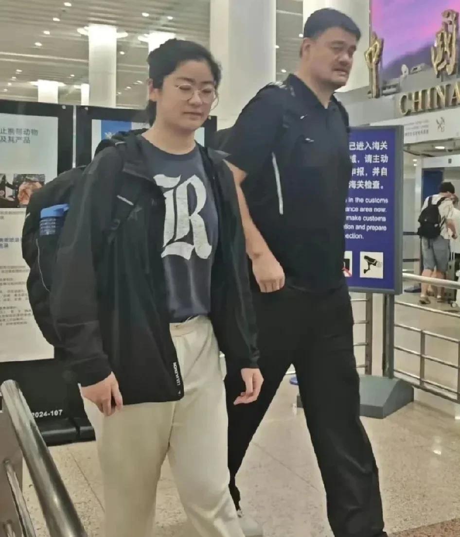 姚明基因是真强大！15岁的女儿姚沁蕾身高超1米9，在上海接机图里，她都到姚明肩膀
